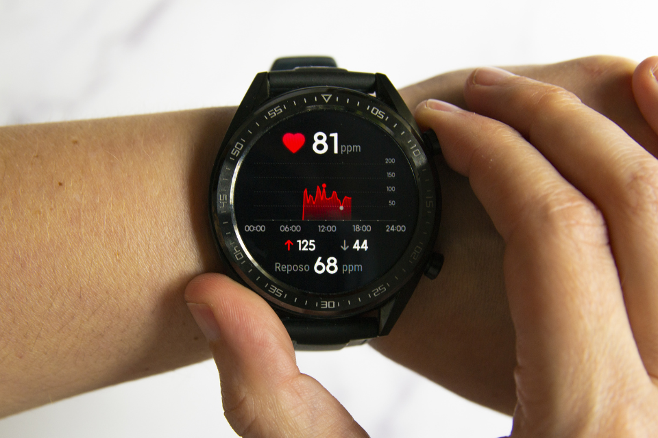 Fitness watch measures heart rate variability